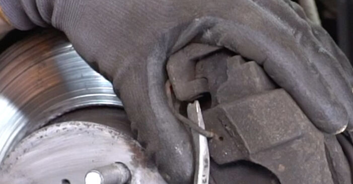 Wie problematisch ist es, selber zu reparieren: Bremsbeläge beim Toyota Yaris xp13 1.3 (NCP130_) 2016 auswechseln – Downloaden Sie sich bebilderte Tutorials