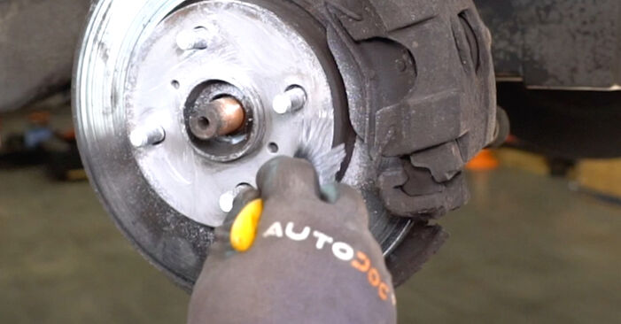 Cum să demontați TOYOTA URBAN CRUISER 1.5 VVTi 4WD (NCP115_) 2011 Rulment roata - instrucțiunile online ușoare de urmărit