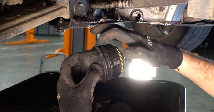 Come sostituire Filtro olio motore FIAT Freemont (345_) 2.0 JTD 2012 - manuali passo passo e video guide