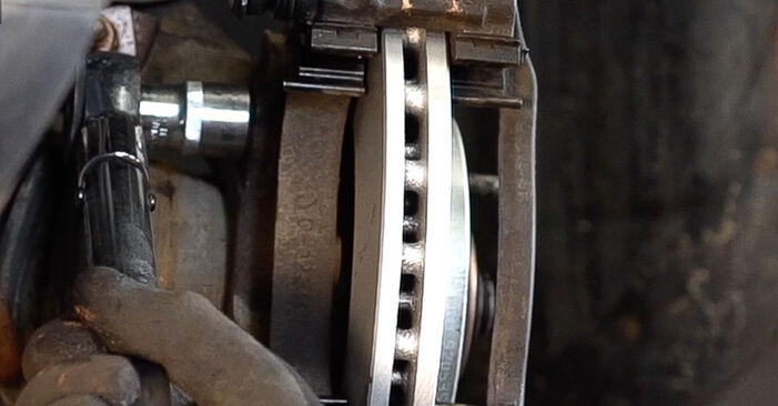 Wie schmierig ist es, selber zu reparieren: Bremsscheiben beim Fiat Linea 323 1.6 (323.AXF1A) 2013 wechseln – Downloaden Sie sich Bildanleitungen