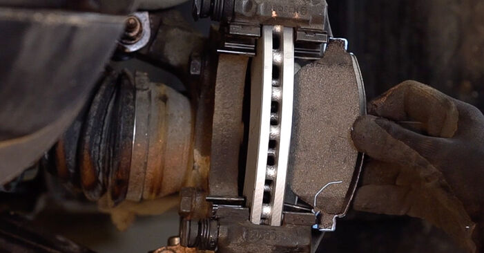 Hvordan skifte FIAT LINEA 2014 Bremseskiver trinn–for–trinn veiledning