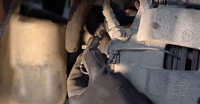 Hvordan man fjerner FIAT QUBO Bremseskiver - nem at følge online instruktioner