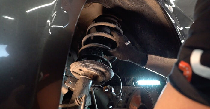 Cómo reemplazar Copelas Del Amortiguador en un FIAT STILO (192) 1.9 JTD 2002 - manuales paso a paso y guías en video