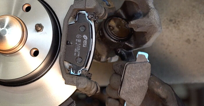 Wie schmierig ist es, selber zu reparieren: Bremsscheiben beim Fiat Linea 323 1.6 (323.AXF1A) 2013 wechseln – Downloaden Sie sich Bildanleitungen