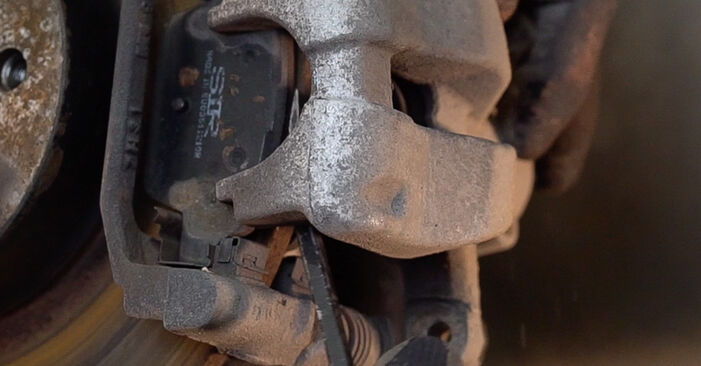Wie problematisch ist es, selber zu reparieren: Bremsscheiben beim FIAT Bravo II Kastenwagen (198) 1.6 JTD Multijet (198AXH1B) 2014 auswechseln – Downloaden Sie sich bebilderte Tutorials