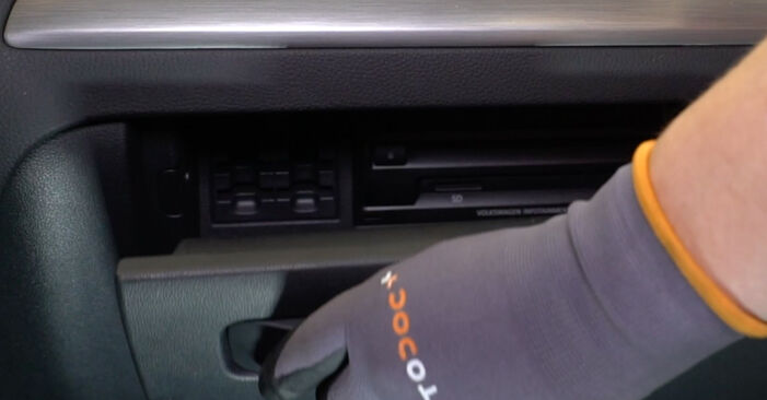 Wymiana Filtr powietrza kabinowy VW Golf Alltrack 2.0 TDI 4motion 2014 - darmowe instrukcje PDF i wideo