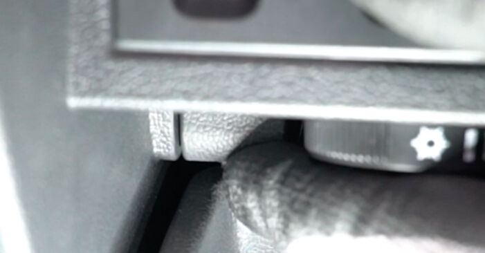 Ako vymeniť VW Golf Alltrack VII (BA5, BV5) 2.0 TDI 4motion 2015 Kabínový filter – návody a video tutoriály krok po kroku.