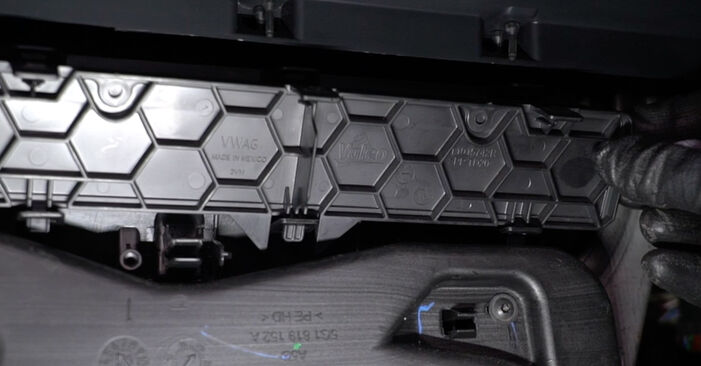 Innenraumfilter beim VW GOLF 1.6 TDI 4motion 2020 selber erneuern - DIY-Manual