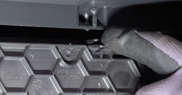 Tauschen Sie Innenraumfilter beim VW Passat Variant (3G5, CB5) 1.4 GTE Hybrid 2017 selbst aus