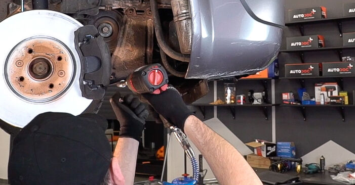 Wie schmierig ist es, selber zu reparieren: Keilrippenriemen beim Renault Megane 2 Cabrio 2.0 16V Turbo 2009 wechseln – Downloaden Sie sich Bildanleitungen