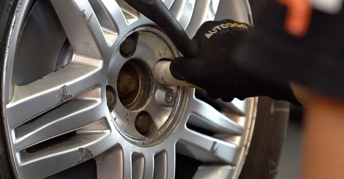 Смяна на Renault Laguna 3 Купе 2.0 dCi GT 2010 Спирачни Накладки: безплатни наръчници за ремонт