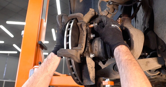 Wie schmierig ist es, selber zu reparieren: Bremsscheiben beim Alfa Romeo 159 939 1.9 JTS (939AXA1B) 2011 wechseln – Downloaden Sie sich Bildanleitungen