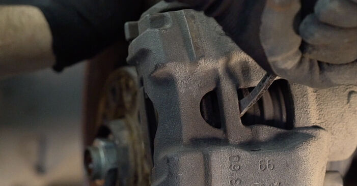 Wie schmierig ist es, selber zu reparieren: Bremsscheiben beim Alfa Romeo 159 939 1.9 JTS (939AXA1B) 2011 wechseln – Downloaden Sie sich Bildanleitungen