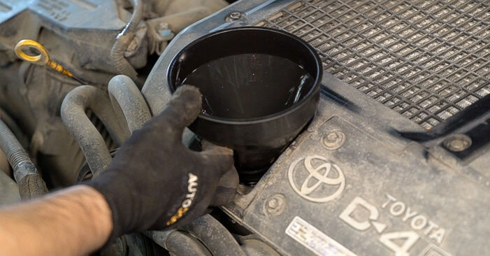 How to change Oil Filter on TOYOTA HILUX III Pickup (TGN1_, GGN2_, GGN1_, KUN2_, KUN1_) 2016 - tips and tricks