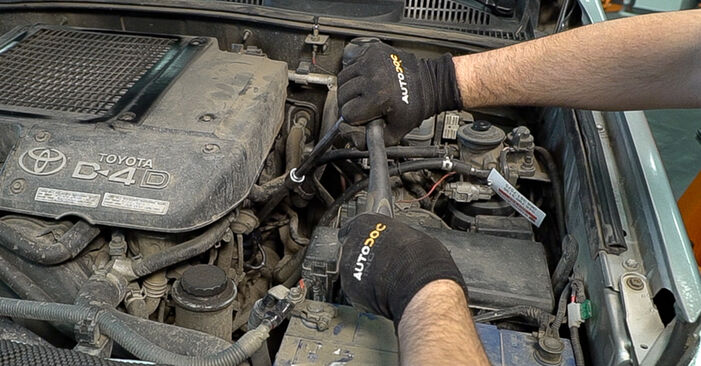 Wie kompliziert ist es, selbst zu reparieren: Ölfilter am Toyota Hiace 4 2.5 D-4D 4WD (KLH28, KLH18) 2001 ersetzen – Laden Sie sich illustrierte Wegleitungen herunter