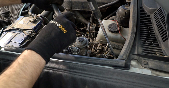Replacing Fuel Filter on TOYOTA HILUX V Pickup (LN_, KZN1_, VZN1_) 1998 2.4 D 4WD (LN105, LN110) by yourself