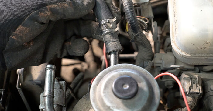 How to change Fuel Filter on TOYOTA HILUX V Pickup (LN_, KZN1_, VZN1_) 1988 - tips and tricks