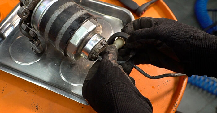 Wie schmierig ist es, selber zu reparieren: Kraftstofffilter beim Toyota Hilux III 3.0 D (KUN16) 2010 wechseln – Downloaden Sie sich Bildanleitungen