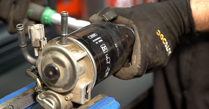 Hinweise des Automechanikers zum Wechseln von TOYOTA COROLLA Liftback (_E11_) 1.4 (ZZE111_) 1999 Kraftstofffilter