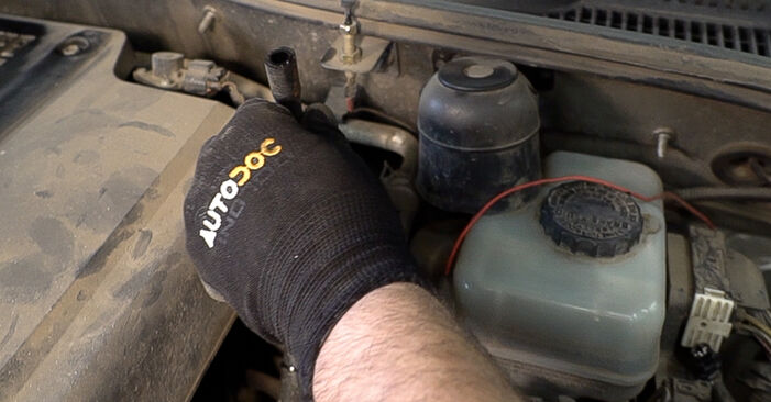 Sustitución de Filtro de Combustible en un Toyota Corolla e11 Liftback 1.6 (AE111_) 1999: manuales de taller gratuitos