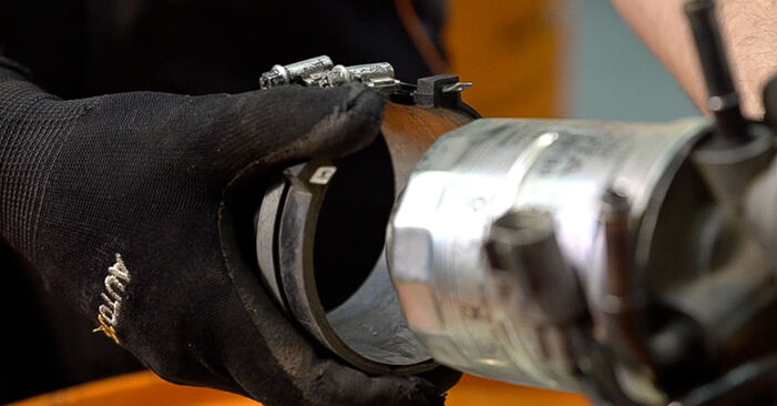 Tauschen Sie Kraftstofffilter beim Toyota Avensis T25 Kombi 2007 1.8 VVT-i (ZZT251_) selber aus