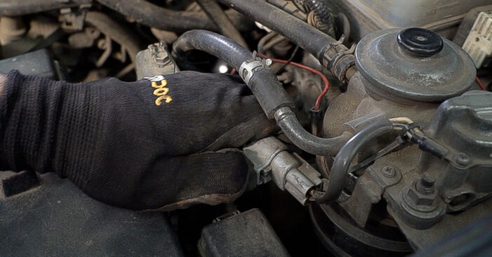 Wie Kraftstofffilter beim Toyota Avensis T25 Kombi 2003 gewechselt werden - Unentgeltliche PDF- und Videoanweisungen