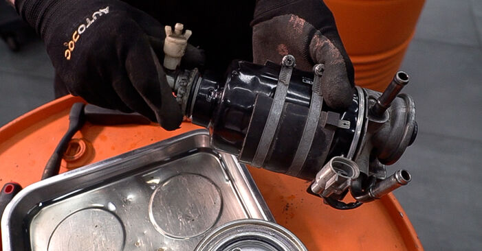 Wie schmierig ist es, selber zu reparieren: Kraftstofffilter beim Toyota Corolla E11 Compact 2.0 D-4D (CDE110_) 1997 wechseln – Downloaden Sie sich Bildanleitungen