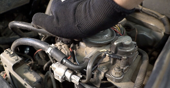 Hinweise des Automechanikers zum Wechseln von TOYOTA Corolla Kombi (_E10_) 1.3 XLI 1994 Kraftstofffilter