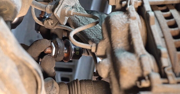 Sostituendo Biellette Barra Stabilizzatrice su Toyota Hilux Mk8 2015 2.4 D 4WD (GUN125_) da solo