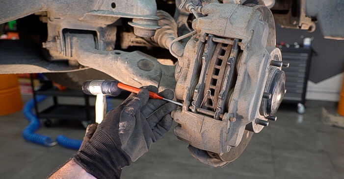 Wie schmierig ist es, selber zu reparieren: Bremsbeläge beim Toyota 4runner UZN210 4.0 4WD (GRN215) 2008 wechseln – Downloaden Sie sich Bildanleitungen