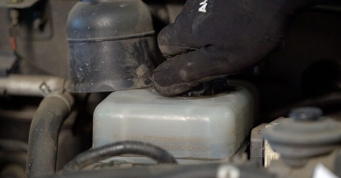 Wie schmierig ist es, selber zu reparieren: Bremsbeläge beim Toyota FJ Cruiser 4.0 4WD (GSJ15_) 2012 wechseln – Downloaden Sie sich Bildanleitungen