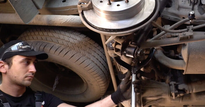 Wie schmierig ist es, selber zu reparieren: Querlenker beim Toyota Land Cruiser 150 4.0 V6 VVT-i (GRJ150_, GRJ125_, GRJ150) 2015 wechseln – Downloaden Sie sich Bildanleitungen