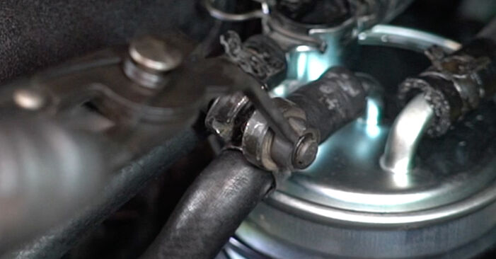 Wie schmierig ist es, selber zu reparieren: Kraftstofffilter beim Sharan 7M 2.8 V6 24V 2001 wechseln – Downloaden Sie sich Bildanleitungen
