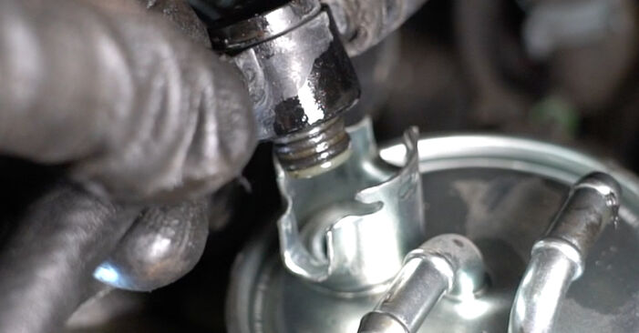 Wie schmierig ist es, selber zu reparieren: Kraftstofffilter beim Sharan 7M 2.8 V6 24V 2001 wechseln – Downloaden Sie sich Bildanleitungen