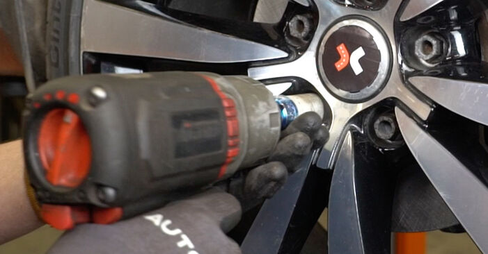 Wie schmierig ist es, selber zu reparieren: Bremsbeläge beim VW T Roc A11 1.5 TSI 4motion 2023 wechseln – Downloaden Sie sich Bildanleitungen