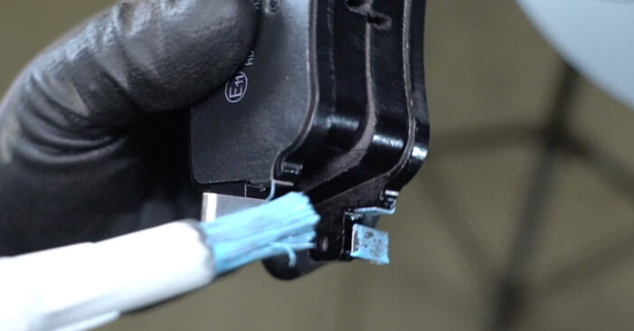 Jak wymienić Klocki Hamulcowe w VW Golf Sportsvan (AM1, AN1) 2015 - wskazówki i porady