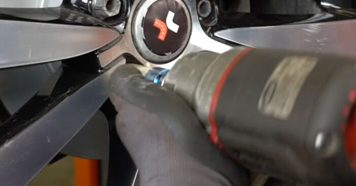 Wie schmierig ist es, selber zu reparieren: Bremsbeläge beim VW Golf Sportsvan 2.0 TDI 2020 wechseln – Downloaden Sie sich Bildanleitungen