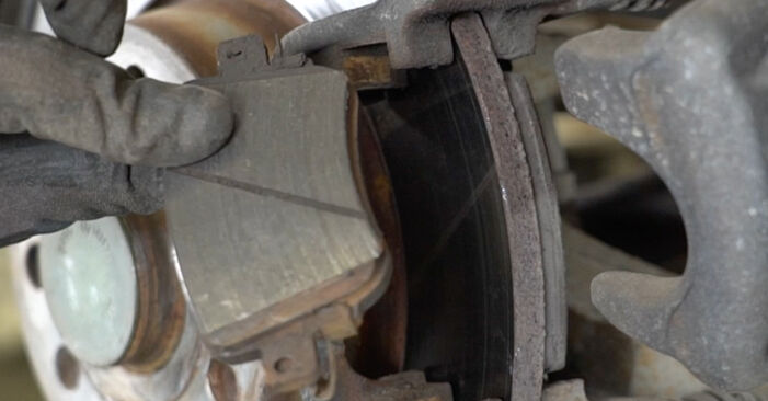 Hvor lang tid tager en udskiftning: Bremseklodser på VW T-ROC - informativ PDF-manual