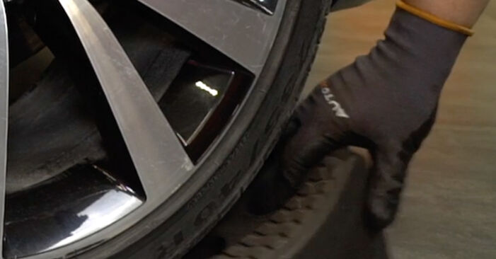 Cómo cambiar Copelas Del Amortiguador en un VW Golf Alltrack 2014 - Manuales en PDF y en video gratuitos