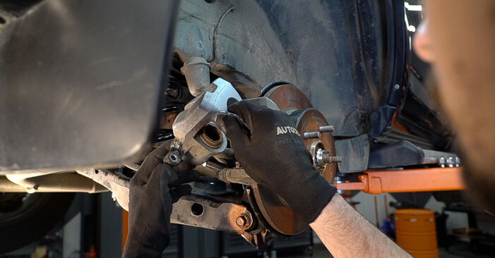 Wie schmierig ist es, selber zu reparieren: Bremsbeläge beim Toyota Camry XV40 2.4 Hybrid (AHV40_) 2012 wechseln – Downloaden Sie sich Bildanleitungen