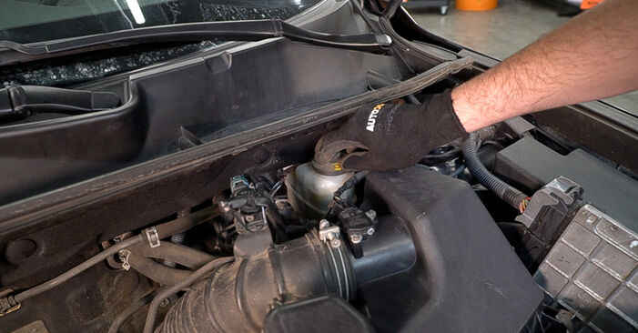 Wie man Bremsbeläge am TOYOTA Camry Limousine (_V4_) 2011 wechselt – Laden Sie sich PDF-Wegleitungen und Videoanweisungen herunter