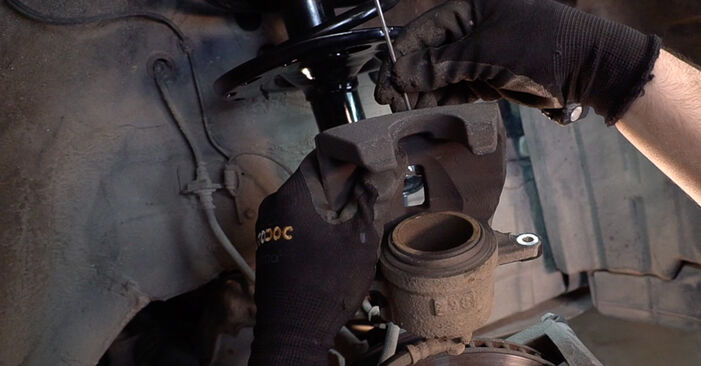 Wie schmierig ist es, selber zu reparieren: Bremsbeläge beim TOYOTA COROLLA Saloon (E15_) 1.6 VVTi (ZRE141_, ZRE151_) 2012 wechseln – Downloaden Sie sich Bildanleitungen