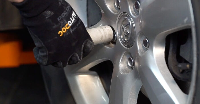 Wymiana Klocki Hamulcowe Toyota Corolla NRE180 1.6 (ZRE181_) 2013 - darmowe instrukcje PDF i wideo