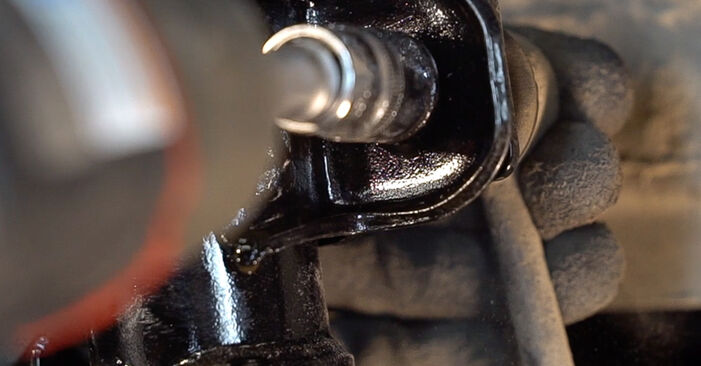 Wie schmierig ist es, selber zu reparieren: Koppelstange beim Toyota Prius 3 1.8 Plug-in Hybrid (ZVW30, ZVW35) 2015 wechseln – Downloaden Sie sich Bildanleitungen