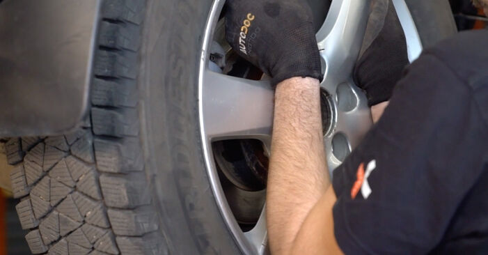 Come sostituire Cuscinetti ruota posteriore e anteriore TOYOTA RAV 4 IV (ZSA4_, ALA4_) 2.0 D (ALA40_) 2013 - manuali passo passo e video guide