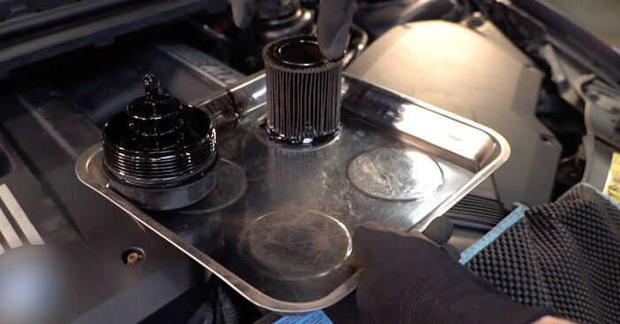 Ako odstrániť BMW 5 SERIES 535d xDrive 3.0 2013 Olejový filter - online jednoduché inštrukcie