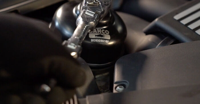 Wie man BMW 3 GT (F34) 320 d 2013 Ölfilter wechselt - Schritt-für-Schritt-Leitfäden und Video-Tutorials
