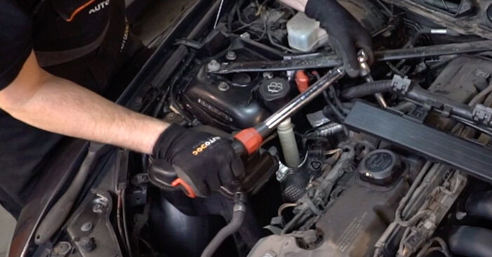 BMW Z4 Uždegimo žvakė keitimas: nemokamos remonto instrukcijos