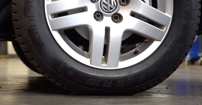 VW BORA Pasukimo trauklė keitimas: nemokamos remonto instrukcijos