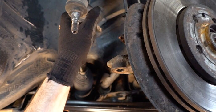 VW BORA 2014 Накрайник на напречна кормилна щанга стъпка по стъпка наръчник за смяна